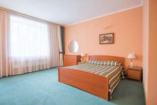 Гостиница SMOLINOPARK Челябинск Стандартный двухместный номер с 1 кроватью и балконом-1