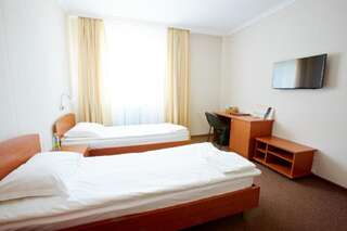 Гостиница SMOLINOPARK Челябинск Двухместный номер эконом-класса с 2 отдельными кроватями и общей ванной комнатой-1